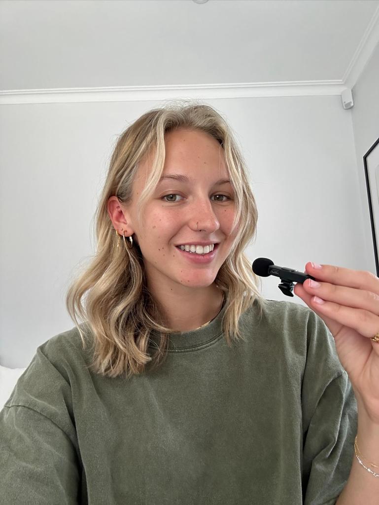 Diskret clip-on trådløs mikrofon, perfekt for håndfri lydoptagelse til vlogs og præsentationer.