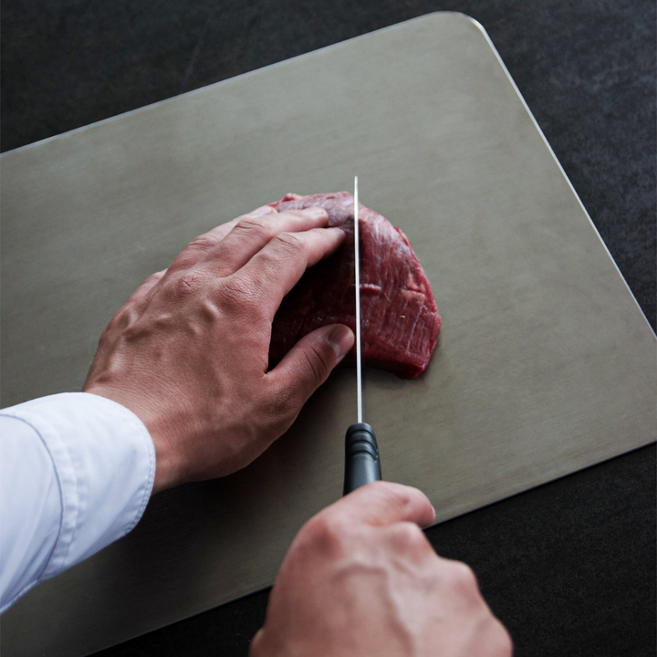 Professionelt titanium skærebræt, uundværligt køkkenudstyr. Designet for hygiejne og lang holdbarhed.
