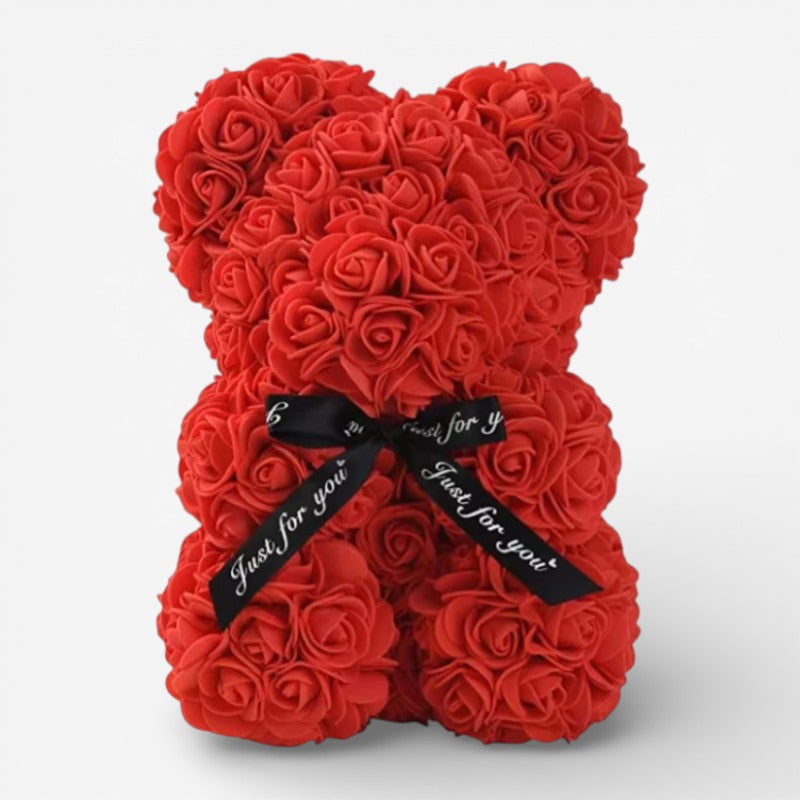 Rød rosebamse af kunstige roser, perfekt som romantisk gave eller elegant hjemmedekoration.
