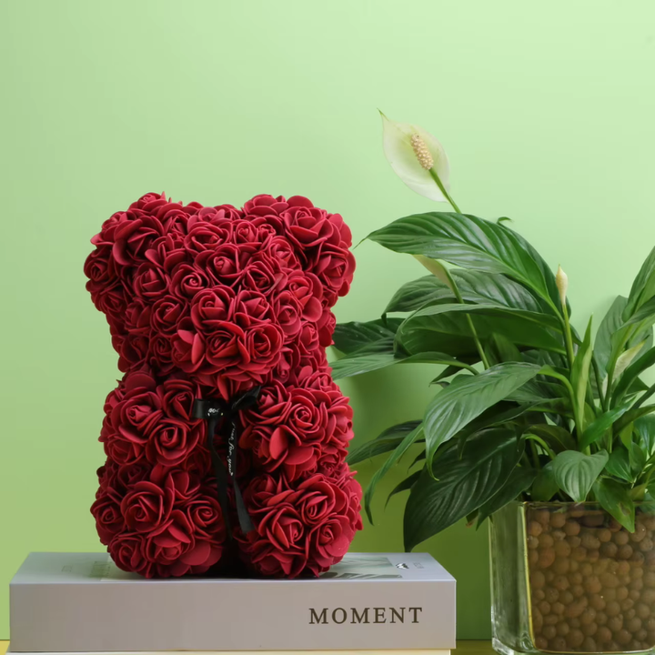 Romantisk rød rosebamse, en unik gave til Valentinsdag, Mors Dag eller jubilæum som blomsterdekoration.