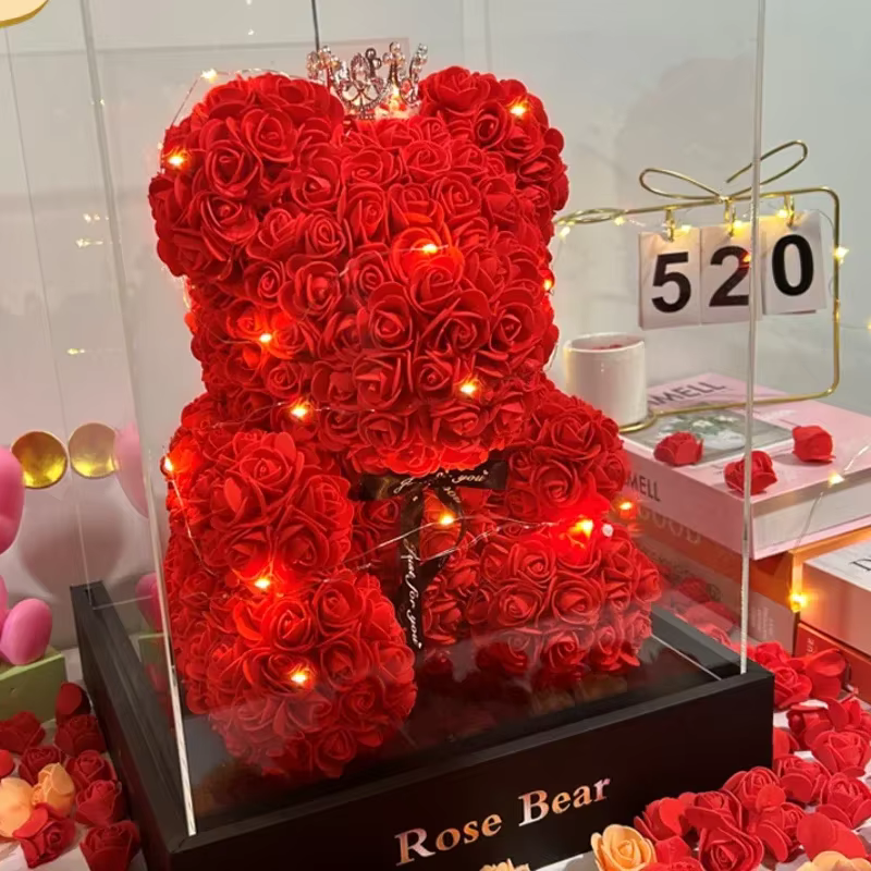 Elegant rød teddybjørn dækket af roser, perfekt som hjemmedekoration eller betænksom gaveidé.