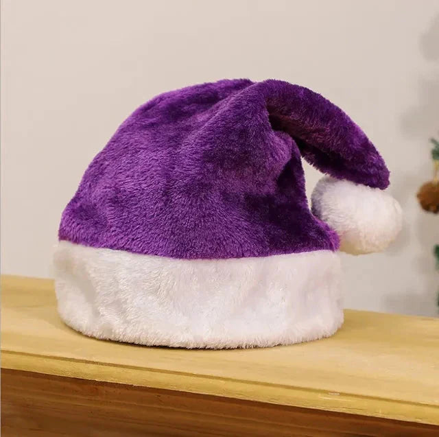 Rød unisex julehue med blød, hvid pelskvas, perfekt til at sprede julestemning og varme.