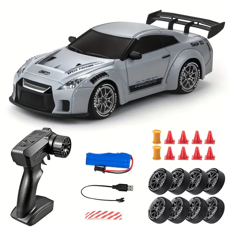 Dynamisk fjernstyret driftbil 1:24 i aktion. Viser 4WD og lyse LED-lys; perfekt til indendørs og udendørs ræs.