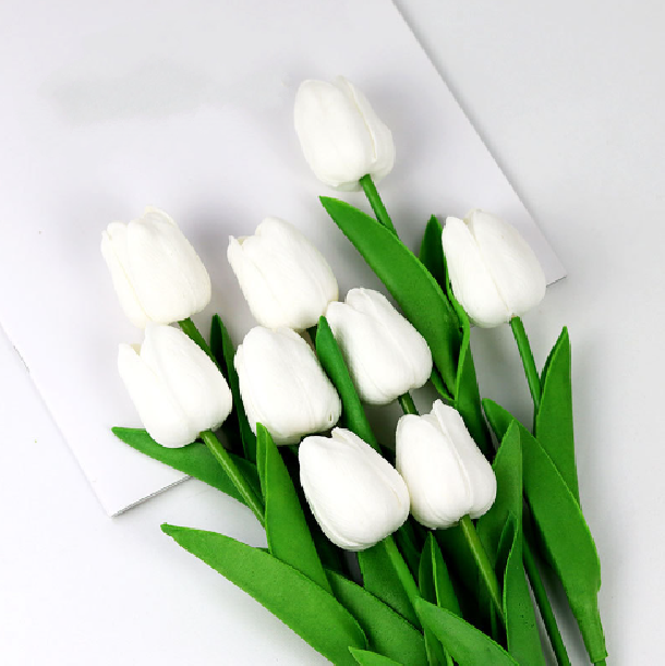 Realistiske kunstige tulipaner i buket. Perfekt til bryllupsindretning og smuk hjemmedekoration.