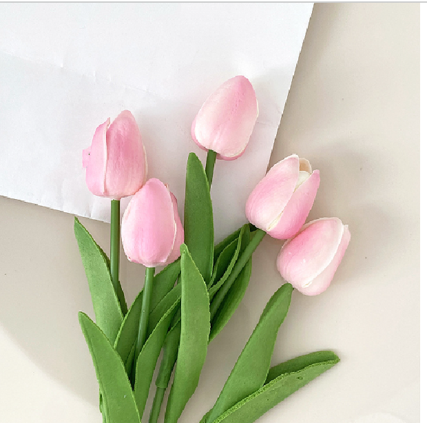 Smukke falske tulipaner i vindueskarmen. Vedligeholdelsesfri hjemmedekoration.