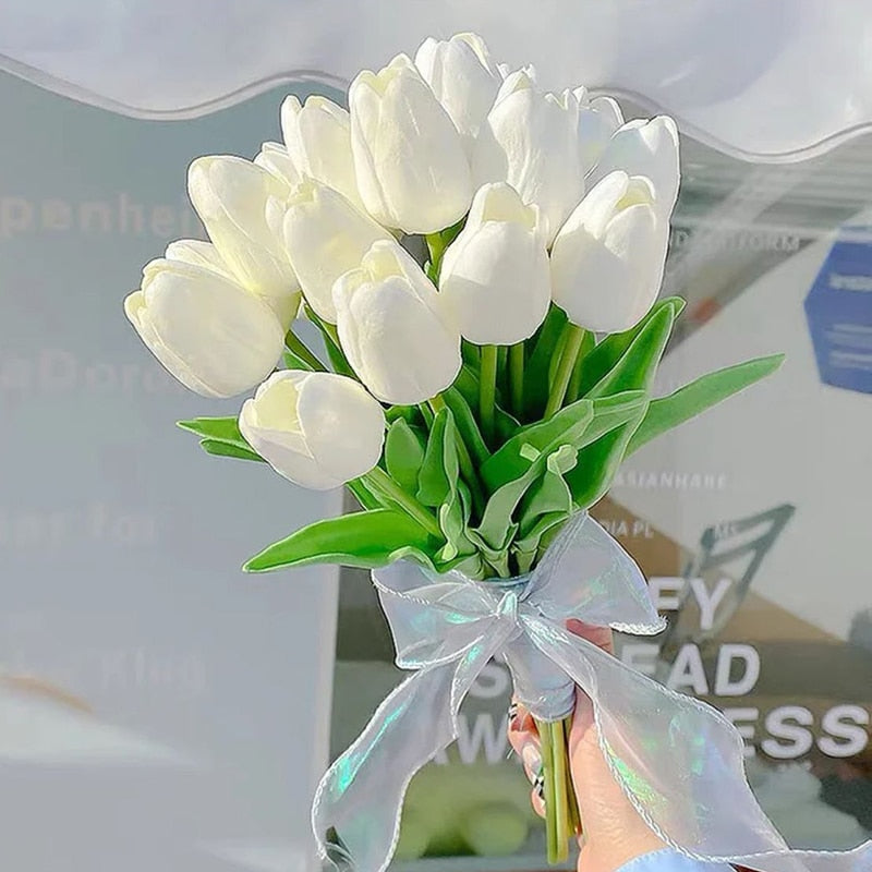 Kunstige tulipaner i vase. Smukke evighedsblomster til stilfuld hjemmedekoration.
