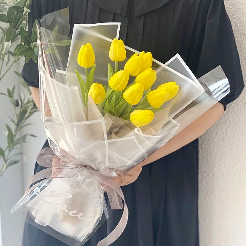 Elegante hvide kunstige tulipaner. Perfekt til minimalistisk indretning af hjem eller fest.