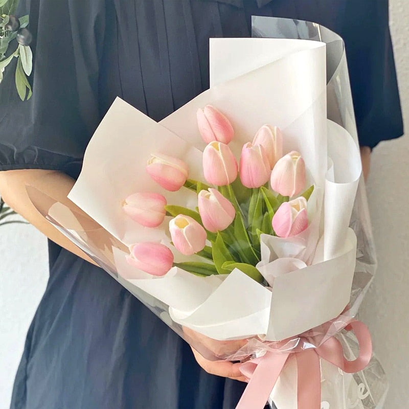 Nærbillede af realistisk kunstig tulipan. Perfekt til detaljerede buketter og fest.