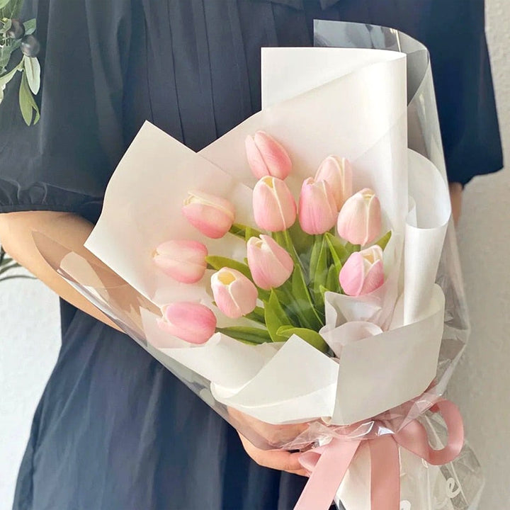 Nærbillede af realistisk kunstig tulipan. Perfekt til detaljerede buketter og fest.