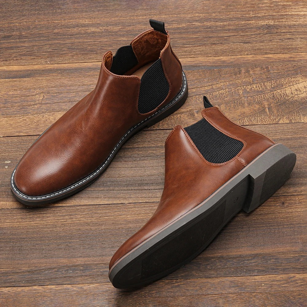 "Retro Chelsea-støvler til mænd, brun læder, slip-on design, polstrede indersåler, gummisåler for optimal komfort."