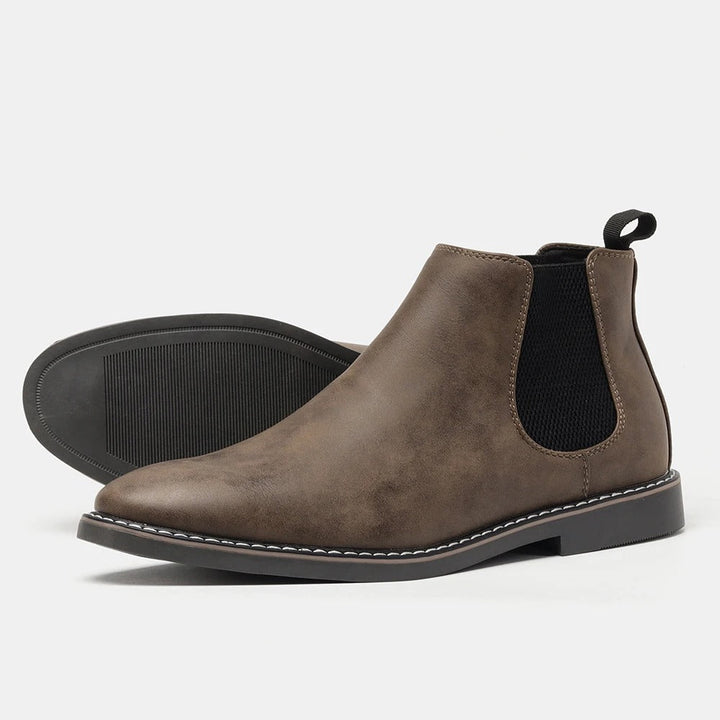 "Retro Chelsea-støvler til mænd, brun læder, slip-on design, polstrede indersåler, gummisåler for optimal komfort."