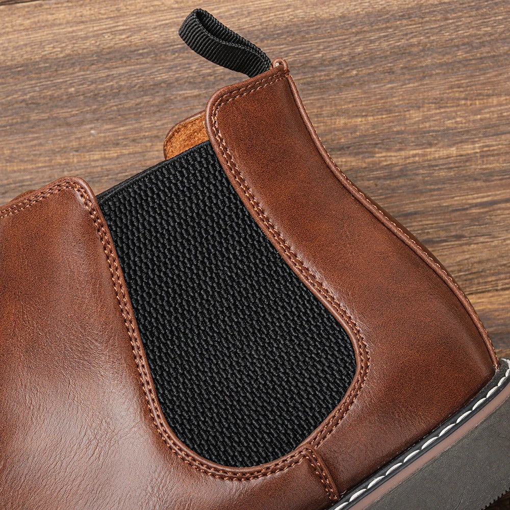 "Retro Chelsea-støvler til mænd, brun læder, slip-on design, polstrede indersåler, gummisåler for optimal komfort."