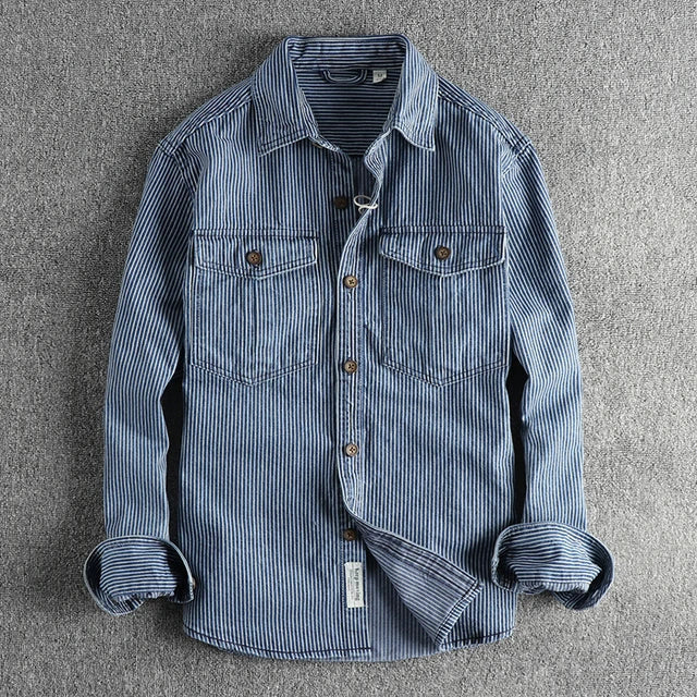 "Retro denimskjorte til herrer med stribet mønster, vintage stil, blå nuancer, kort krave og lange ærmer."