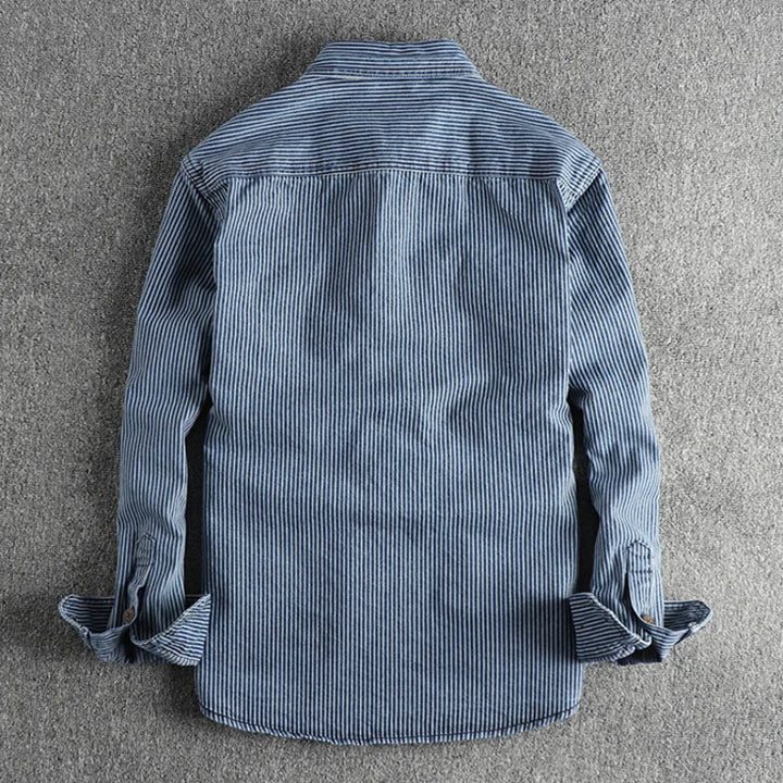 "Retro denimskjorte til herrer med stribet mønster, vintage stil, blå nuancer, kort krave og lange ærmer."