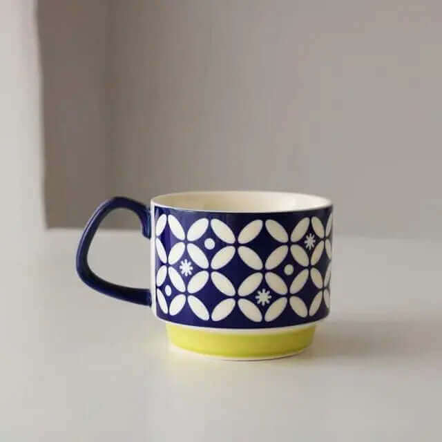 Et sæt unikke retro kaffekopper, der bringer vintage charme til din hjemmedekoration.