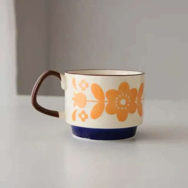 Mønstrede retro kaffekopper i vintage stil; et blikfang til ethvert køkkenudstyr.