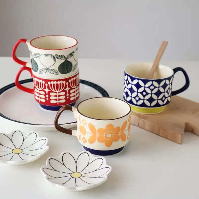 Sæt mønstrede retro kaffekopper, ideelle som køkkenudstyr og en flot gaveide.