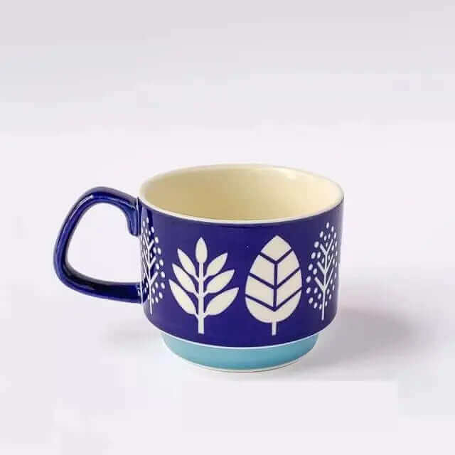 Mønstrede retro kaffekopper i flerfarvet design, tilføjer vintage charme til dit køkken.