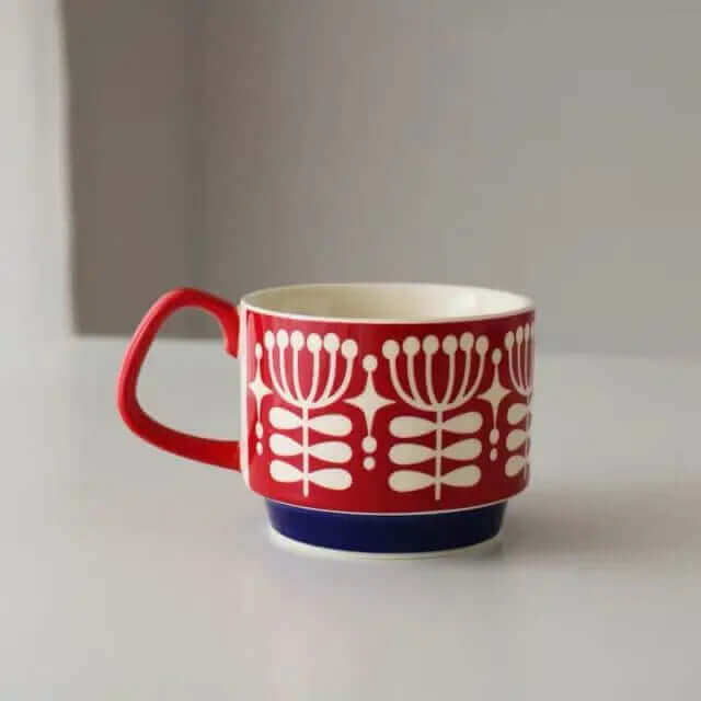 Retro kaffekopper med unikt 50'er mid-century design; skaber nostalgisk stemning.