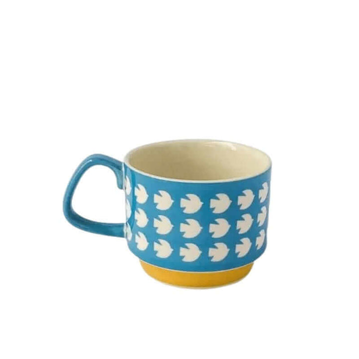 Nyd din kaffe i disse charmerende retro kopper med vintage stil og flotte mønstre.