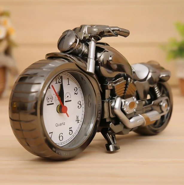 Unik gaveidé: Retro motorcykel vækkeur i guld og sølv. Metal design til cool boligindretning.