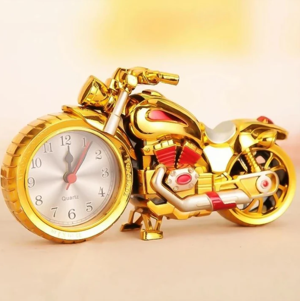 Elegant retro motorcykel vækkeur med guld- og sølvdetaljer. Perfekt som unik boligindretning eller gave.
