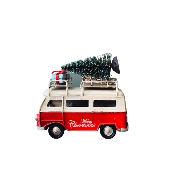 Retro rød julebil metalfigur med juletræ og gaver, perfekt juledekoration til hjemmet.