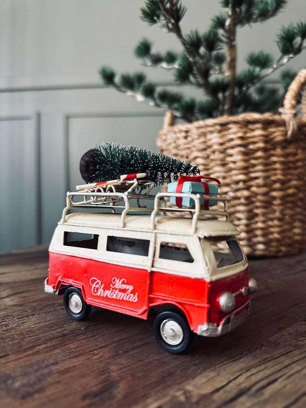 Vintage metalfigur: Julebil med juletræ og gaver på taget, skaber hyggelig julestemning.