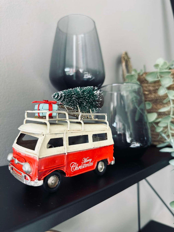 Dekorativ julebil i retro stil med grønt juletræ og farverige gaver – ideel til julen.