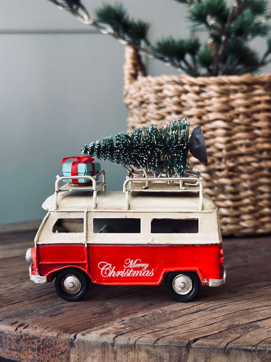 Sæsonbestemt retro julebil med juletræ og gaver, en charmerende tilføjelse til din juleudsmykning.