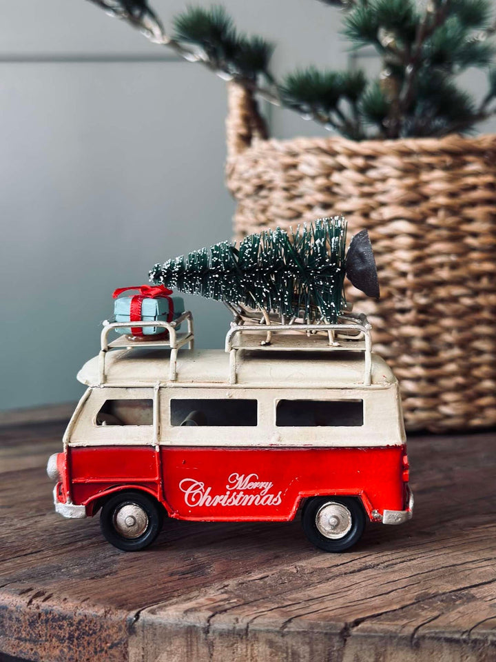Sæsonbestemt retro julebil med juletræ og gaver, en charmerende tilføjelse til din juleudsmykning.