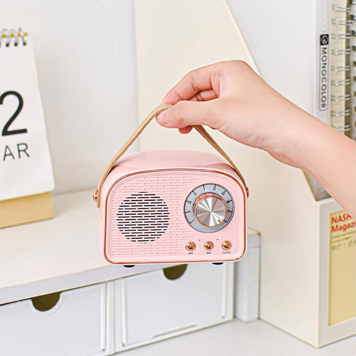 Bærbar rund Bluetooth højttaler med autentisk retro look og krystalklar lyd. Ideel til musik.