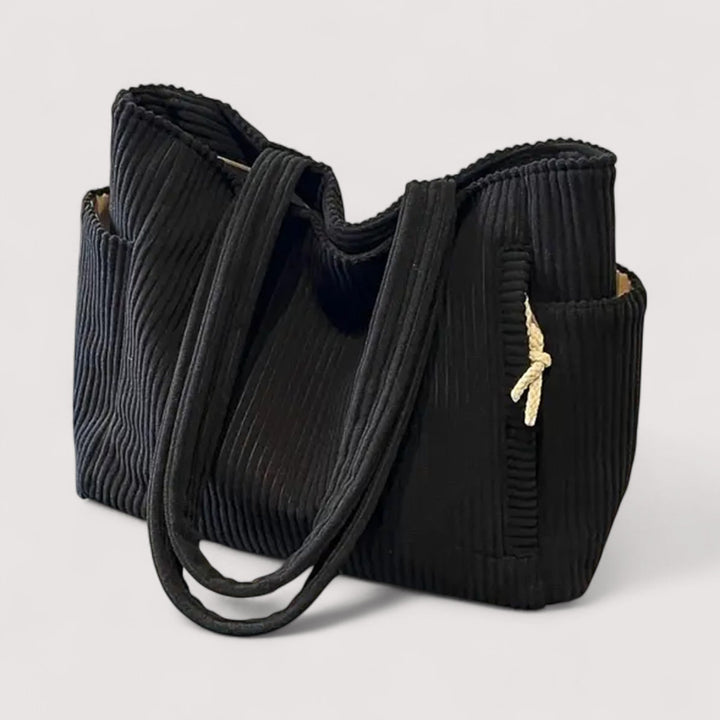 Stilfuld modetaske: Ribbet dametaske til hverdagsbrug. En elegant skuldertaske med praktiske rum.