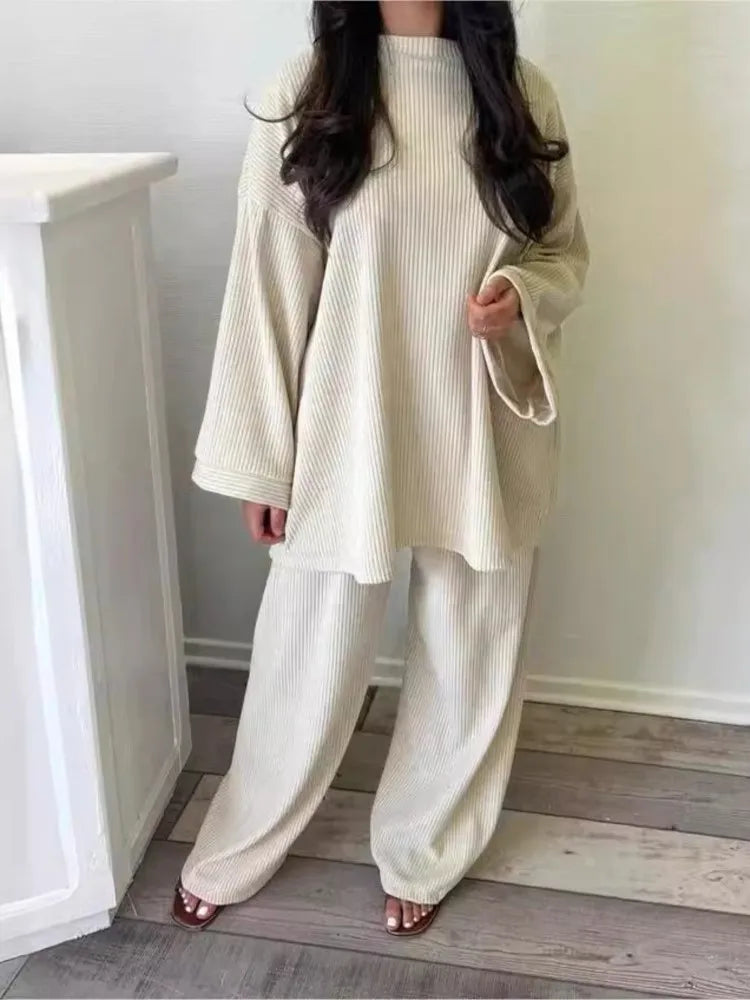 Ribbet loungewear sæt til kvinder. Komfortabel og stilfuld ribstrikket sweater og bukser til afslapning.