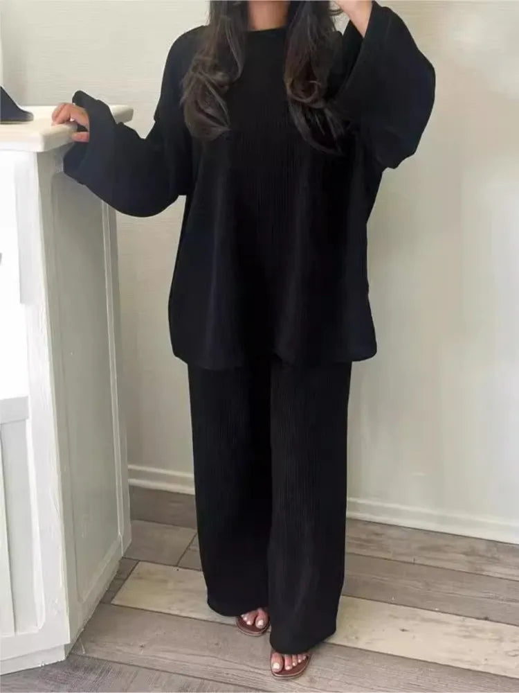 Dame ribbet loungewear sæt i blød strik. Ideelt til hygge og afslapning i efteråret og vinteren.