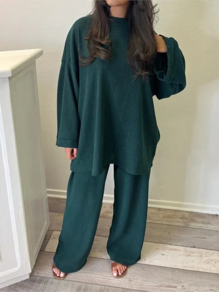 Elegant dame loungewear sæt med oversized ribstrikket sweater og matchende bukser for moderne komfort.