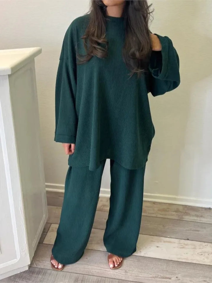 Elegant dame loungewear sæt med oversized ribstrikket sweater og matchende bukser for moderne komfort.