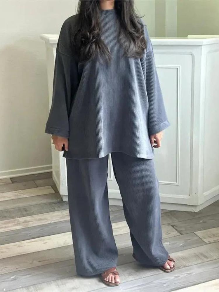 Blødt og behageligt ribbet loungewear sæt til kvinder. Afslappet pasform til hverdag og hygge.