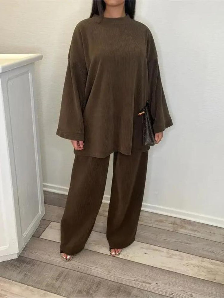 Dame ribbet striksæt: oversized sweater og løse bukser. Elegant og komfortabelt til moderne damer.