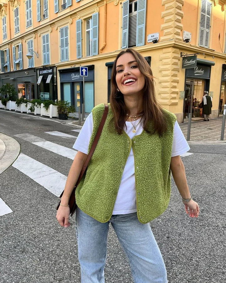 "Rolla fleece vest i blødt, hvidt sherpa-stof med en åben front og oversized design, perfekt til lag-på-lag styling."