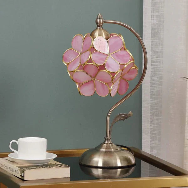 Romantisk Tiffany bordlampe med farvet glas blomsterdesign og justerbar højde, elegant bronzefod.