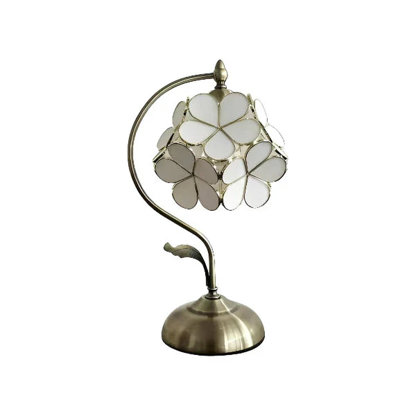 Romantisk farvet glas lampe med blomster og justerbar højde, en smuk tilføjelse til ethvert rum.
