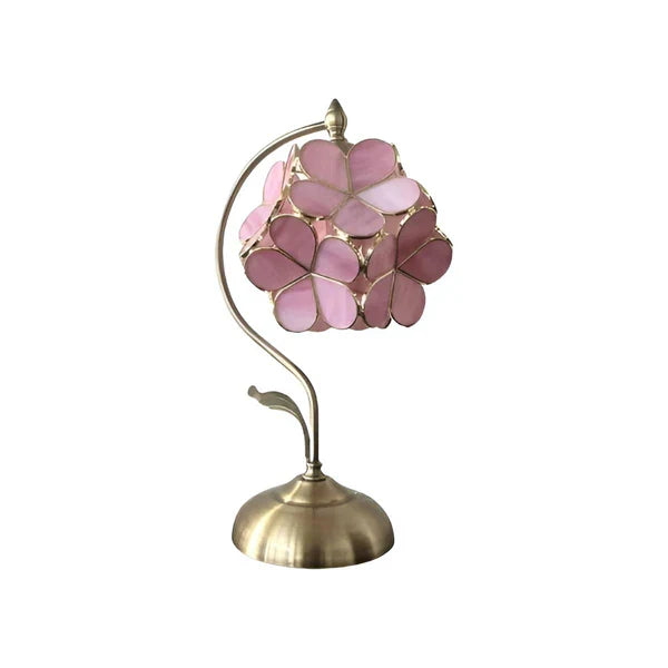 Romantisk Tiffany bordlampe med blomstermotiv, justerbar højde, farvet glas og holdbar bronzefod.