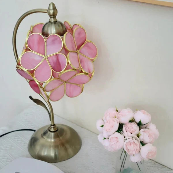 Tiffany bordlampe med romantisk blomstermotiv i farvet glas, justerbar højde, perfekt som natbordslampe.