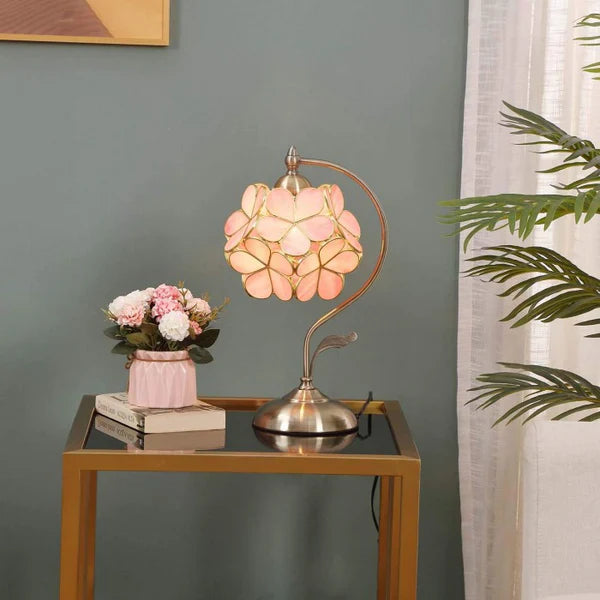 Elegant blomsterlampe i Tiffany stil med justerbar højde og detaljeret farvet glas til soveværelset.