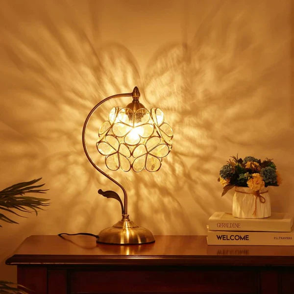 Romantisk Tiffany bordlampe med smukt blomsterdesign og bronzefod, ideel til dekorativ belysning.