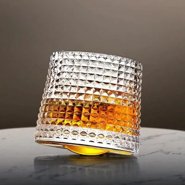 Roterende Edo whiskyglas med unikt japansk design, perfekt til spiritus og aftenhygge.