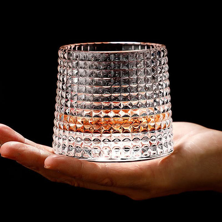 Luksuriøst Edo whiskyglas med innovativ roterende funktion. Et stilfuldt japansk drikkeglas til connoisseuren.