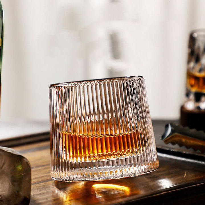 Unikt roterende Edo glaskunst whiskyglas med autentisk japansk design til den kræsne samler af barudstyr.
