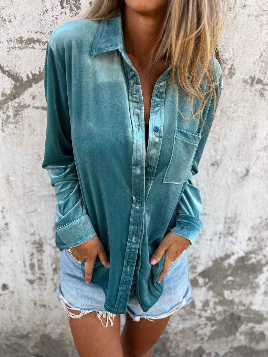 "Rummelig, oversized skjorte i klassisk button-down stil med praktisk brystlomme, ideel til lag-på-lag outfits."